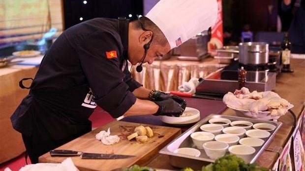 Un cuisinier au concours de chefs cuisiniers talentueux de Da Nang 2022. Photo: VNA