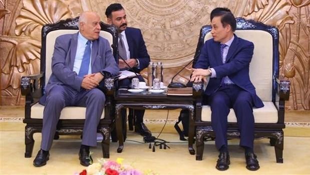 Le président de la Commission des relations extérieures du Comité central du PCV, Le Hoai Trung (droite) et le permanent du Secrétariat du Fatah, Jibril Rajoub, le 6 octobre à Hanoï. Photo: VNA