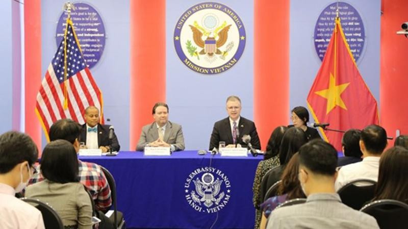 Le secrétaire d'État adjoint américain chargé du Pacifique et de l'Asie de l'Est, Daniel Kritenbrink (2e de droite à gauche) lors d'une conférence de presse tenue le 12 octobre. Photo: VNA