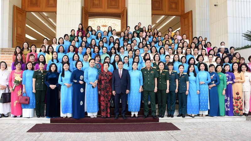 Le Premier ministre Pham Minh Chinh et les déléguées. Photo: Trân Hai/NDEL