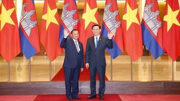 Le président de l’Assemblée nationale du Vietnam Vuong Dinh Huê (à droite) et le président du Sénat du Cambodge Samdech Say Chhum, à Hanoi, le 24 octobre. Photo : VNA