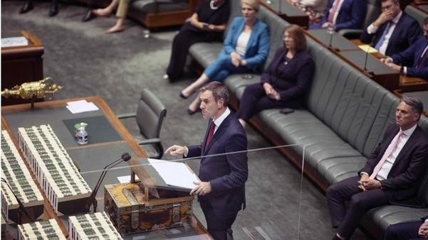 Le trésorier australien, Jim Chalmers, annonce le premier plan budgétaire. Photo: Gary Ramage/VOV
