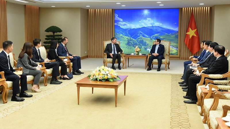 Lors de la rencontre entre le Premier ministre Pham Minh Chinh (à droite) et le directeur général de Adidas Kasper Rorsted. Photo: Trân Hai/NDEL