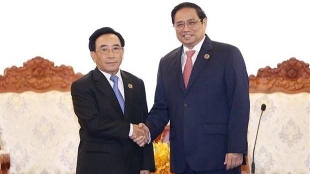 Le Premier ministre vietnamien, Pham Minh Chinh (à droite), et son homologue lao, Phankham Viphavanh. Photo : VNA.