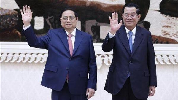 Le Premier ministre cambodgien Samdech Techo Hun Sen et le Premier ministre Pham Minh Chinh (à gauche). Photo : VNA.