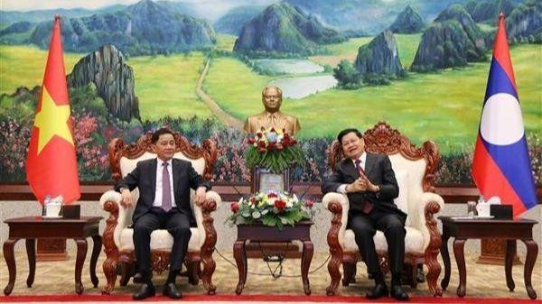 Tran Cam Tu (gauche) a été reçue par le secrétaire général du PPRL et président lao Thongloun Sisoulith. Photo : VNA.