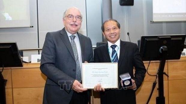 L’expert Doan Quang Hoan (droite). Photo: VNA
