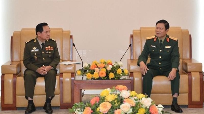 Le chef d'état-major général de l'Armée populaire du Vietnam et vice-ministre de la Défense, Nguyên Tân Cuong (à droite) et Khim Bunsong, secrétaire d'Etat au ministère de la Défense, président du Conseil des sports militaires de l'Armée royale cambodgienne. Photo : QDND.