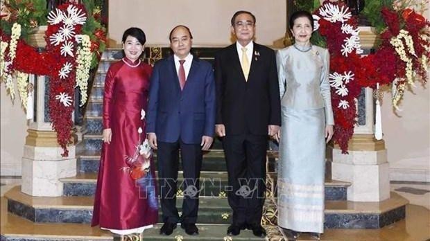 Le Président vietnamien Nguyên Xuân Phuc (2e, à gauche), le Premier ministre thaïlandais Prayut Chan-o-cha et leurs épouses, à Bangkok, le 16 novembre. Photo : VNA.