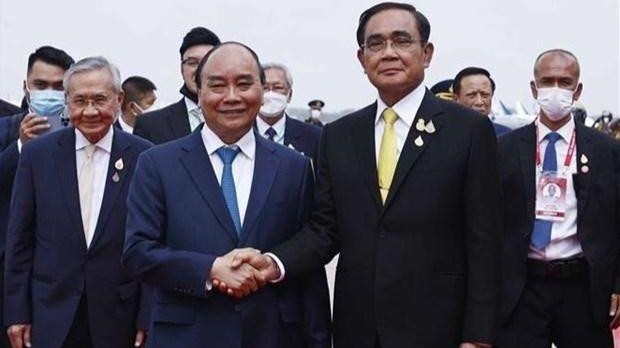 Le Président Nguyên Xuân Phuc (à gauche) et le Premier ministre thaïlandais Prayut Chan-o-cha à l’aéroport militaire royal de Don Mueang, à Bangkok. Photo : VNA.