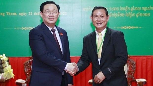 Le Président de l’Assemblée nationale, Vuong Dinh Huê (gauche), et le vice-gouverneur de Kampong Thom, Nhek Ban Kheng. Photo : VNA.