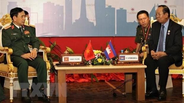 Le ministre vietnamien de la Défense Phan Van Giang (à gauche) et le général Tea Banh, Vice-Premier ministre et ministre de la Défense du Cambodge. Photo : VNA.