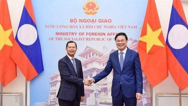 Le vice-ministre vietnamien des Affaires étrangères, Pham Quang Hieu (droite), et son homologue lao Phoxay Khaykhamphithoune. Photo: ministère des Affaires étrangères