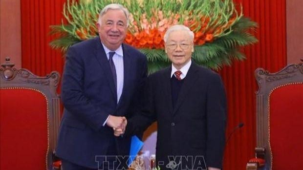 Le Secrétaire général du Parti communiste du Vietnam (PCV), Nguyên Phu Trong (à droite), et le Président du Sénat français, Gérard Larcher. Photo : VNA.