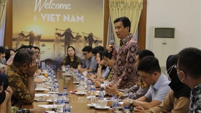 L’ambassadeur du Vietnam en Indonésie, Ta Van Thong (debout), lors de la rencontre avec des journalistes de plus de 20 agences de presse locales et étrangères à l'occasion du Nouvel An 2023. Photo: VNA