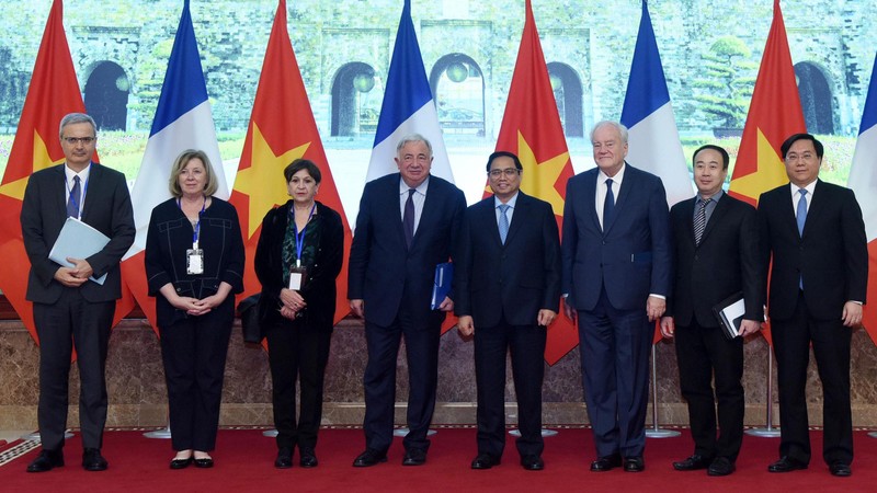 Le Premier ministre Pham Minh Chinh (4e à droite) et le président du Sénat français, Gérard Larcher (4e à gauche). Photo : Trân Hai/NDEL.