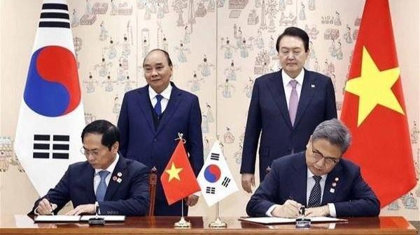 Le Président vietnamien Nguyen Xuan Phuc (debout, à gauche) et le Président sud-coréen Yoon Suk Yeo assistent à la signature d'accords de coopération entre les deux pays. Photo : VNA.