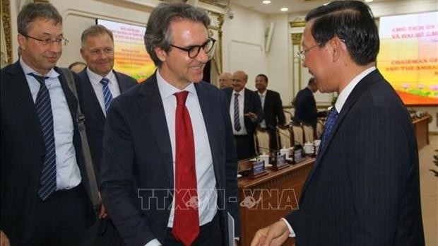 Le président du Comité populaire de Ho Chi Minh-Ville, Phan Van Mai (droite), et l'ambassadeur Giorgio Aliberti, chef de la Délégation de l'UE au Vietnam. Photo: VNA
