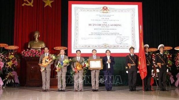 Remise de l’Ordre du Travail de première classe au district de Truong Sa. Photo: VNA