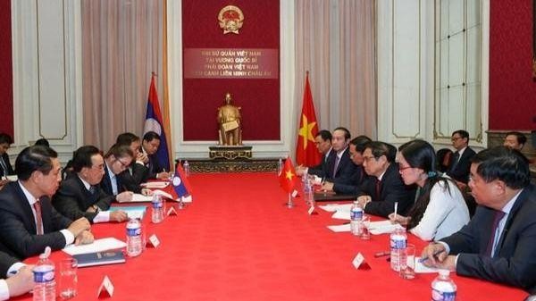 Le Premier ministre Pham Minh Chinh a eu le 13 décembre (heure locale) à Bruxelles une rencontre avec son homologue du Laos, Phankham Viphavanh. Photo : VNA