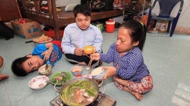 Des victimes de l’agent orange/dioxine dans la province de Kiên Giang (au Sud du Vietnam). Photo : VNA.