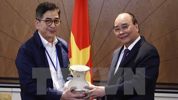 Le président Nguyen Xuan Phuc (droite) et le président de KADIN Arsjad Rasjid. Photo: VNA