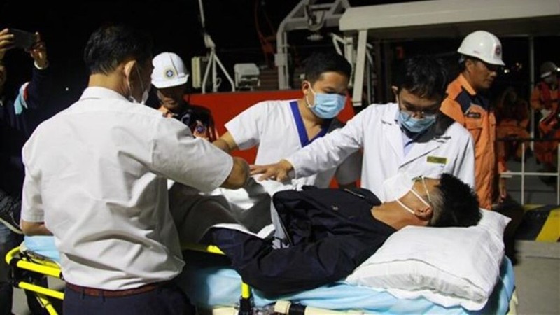 Un homme d'équipage chinois atteint d'une maladie potentiellement mortelle a été sauvé dans la soirée du 29 décembre. Photo : VNA.