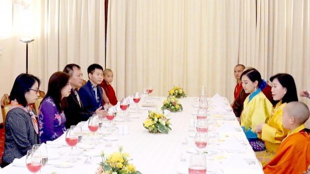 Rencontre entre la vice-ministre des Affaires étrangères, Lê Thi Thu Hang, et la reine-mère du Bhoutan, Gyalyum Dorji Wangmo Wangchuck. Photo : VNA.