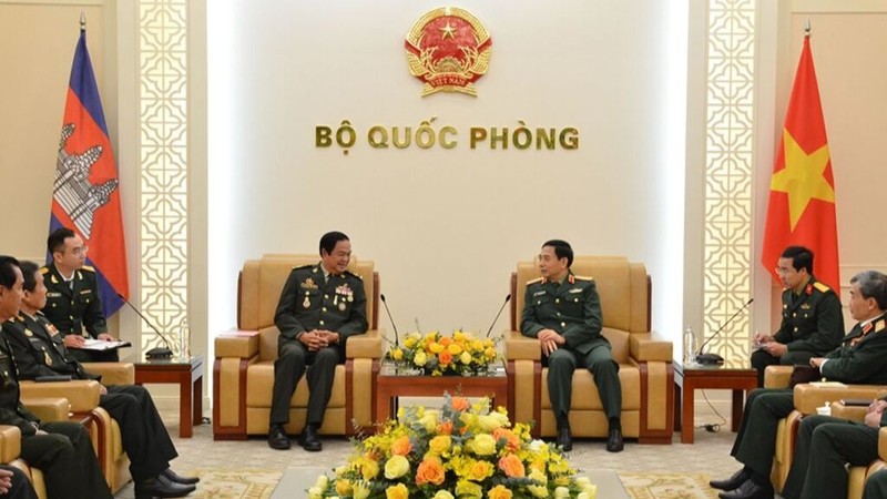 Le ministre de la Défense Phan Van Giang (droite) a reçu le 29 décembre à Hanoï le général Kun Kim. Photo : qdnd/