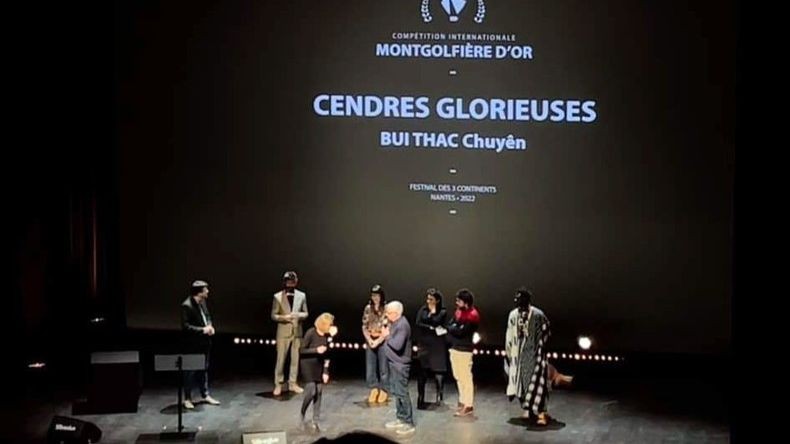 Le film « Tro tan ruc ro » (Cendres glorieuses) du réalisateur vietnamien Bui Thac Chuyen a remporté le prix « Montgolfière d’or ». Photo: Doan la phim