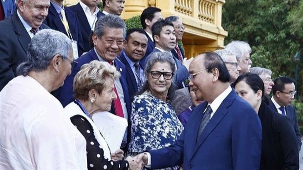 Le Président Nguyên Xuân Phuc organise le 13 janvier à Hanoï, une réception pour 25 invités internationaux de 15 pays venus au Vietnam pour la célébration du 50e anniversaire de l'Accord de Paris sur la fin de la guerre. Photo : VNA.