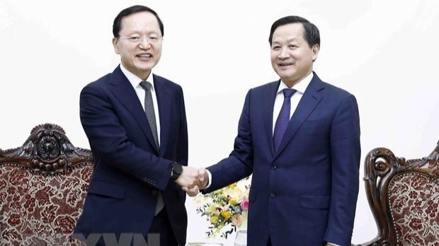 Le vice-Premier ministre Le Minh Khai (droite) et le président de Samsung Electronics de la République de Corée, Park Hark Kyu. Photo : VNA