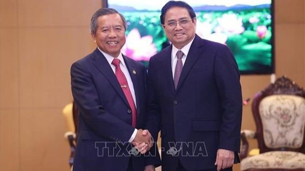 Le Premier ministre Pham Minh Chinh (droite) et Boviengkham Vongdara, président de l'Association d'amitié Laos - Vietnam. Photo: VNA