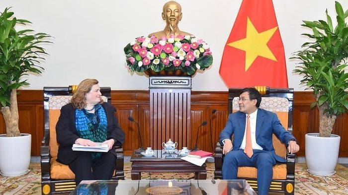 Le vice-ministre des Affaires étrangères, Nguyên Minh Vu (à droite), reçoit la docteure Kari Johnstone, directrice adjointe du J/TIP du Département d’État américain. Photo: baoquocte.vn