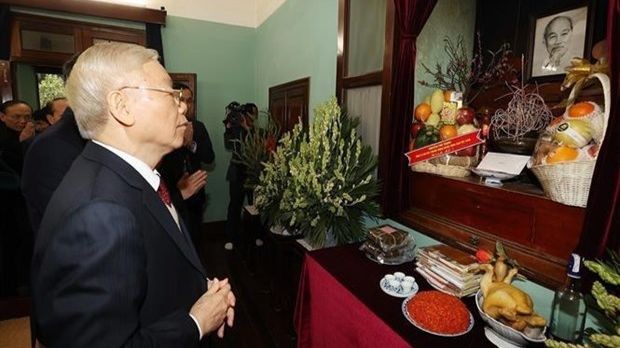 Le Secrétaire général du Parti, Nguyên Phu Trong, rend hommage au Président Hô Chi Minh. Photo : VNA.