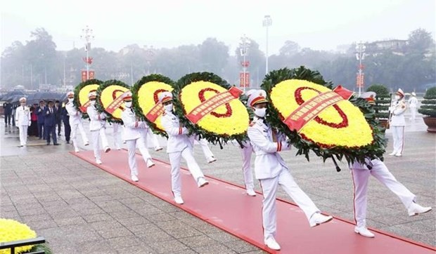 La délégation de dirigeants et anciens dirigeants du pays rendent hommage au Président Ho Chi Minh en son mausolée. Photo : VNA