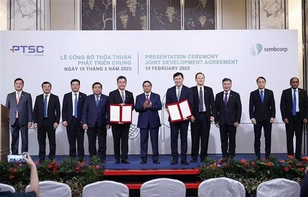 Le Premier ministre vietnamien, Pham Minh Chinh, assiste à la remise d'accord de coopération entre le groupe Sembcorp de Singapour et le Groupe national pétrolier et gazier du Vietnam. Photo : VNA