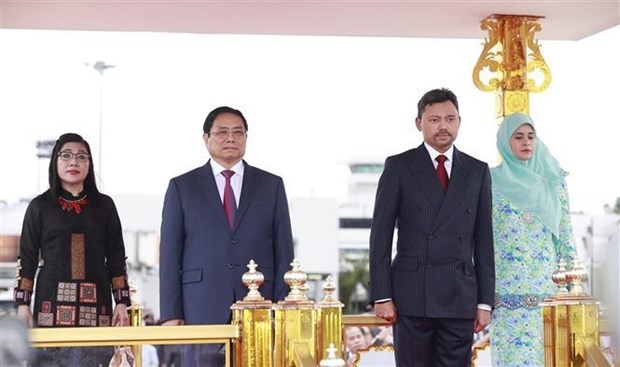 Le Prince héritier de Brunei Al Muhtadee Billah et son épouse accueillent le Premier ministre Pham Minh Chinh (2e à gauche) et son épouse. Photo : VNA.