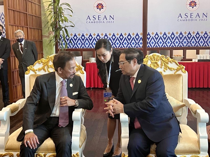 Le Premier ministre vietnamien, Pham Minh Chinh (à droite), rencontre, le 10 novembre 2022 à Phnom Penh au Cambodge, le Sultan Haji Hassanal Bolkiah. Photo : VNA.