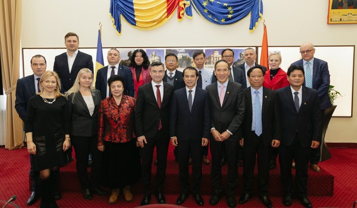 La délégation du Comité populaire de la ville de Hue effectue une visite à la ville roumaine de Lasi. Photo: thuathienhue.gov.vn