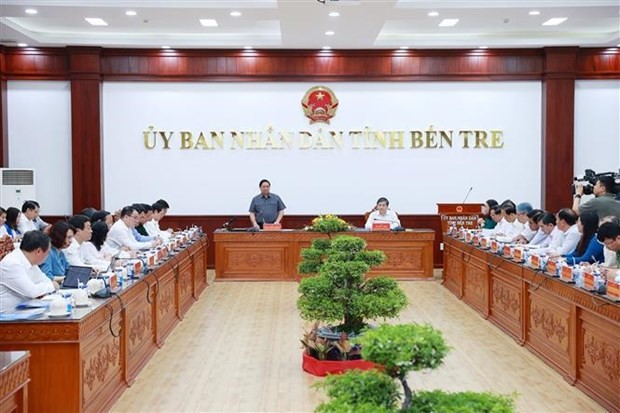 Le Premier ministre Pham Minh Chinh (debout) travaille avec les dirigeants de Bên Tre. Photo : VNA.
