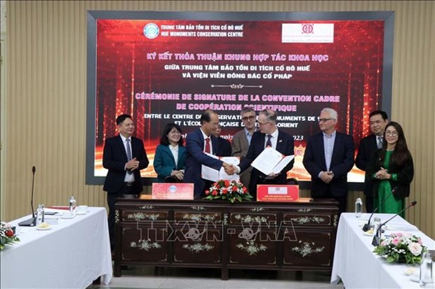 Signature de la convention cadre de coopération scientifique entre le Centre de conservation des monuments de Huê et l'École française d'Extrême-Orient. Photo : VNA.