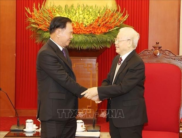 Le Secrétaire général du Parti communiste du Vietnam, Nguyên Phu Trong (à droite), et Thongsalith Mangnomek, secrétaire et chef de cabinet du Comité central du Parti révolutionnaire populaire du Laos. Photo : VNA.