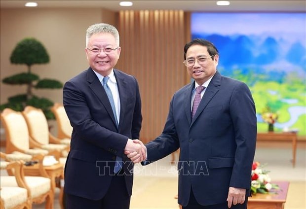 Le Premier ministre Pham Minh Chinh (à droite) et le secrétaire du Comité du PCC de la province du Hainan (Chine), Shen Xiaoming. Photo : VNA.