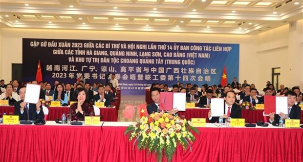 Les provinces de Cao Bang, Lang Son, Quang Ninh et Ha Giang et la région autonome Zhuang du Guangxi ont signé un protocole d’accord de coopération dans la formation des cadres entre les parties pour la période 2023-2027 et huit autres protocoles d'accord dans divers domaines. Photo : VNA