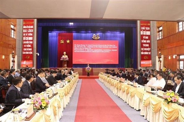 Rencontre entre des organes de représentation diplomatiques, associations et entreprises et des dirigeants de la province de Long An. Photo : VNA.