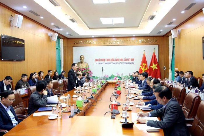 Lê Hoai Trung, président de la Commission des relations extérieures du Comité central du Parti communiste du Vietnam lors d'une réunion avec les chefs d’organes de représentation du Vietnam à l’étranger. Photo: BQT