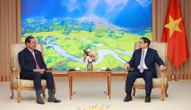 Le Premier ministre Pham Minh Chinh (à droite) et le vice-Premier ministre et ministre de l'Intérieur du Cambodge, Samdech Krolahom Sar Kheng. Photo : VNA.