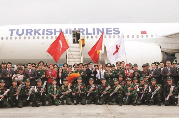 L’équipe de secours et de sauvetage du ministère de la Défense de retour à l’aéroport international de Nôi Bài à Hanoï après avoir accompli sa mission en Turquie. Photo : Trong Duc/VNA.