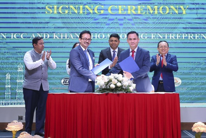 Les représentants de l’Association de jeunes entrepreneurs de Khanh Hoa et de la Chambre du Commerde d’Inde signent un protocole d'accord. Photo: Bao Khanh Hoa
